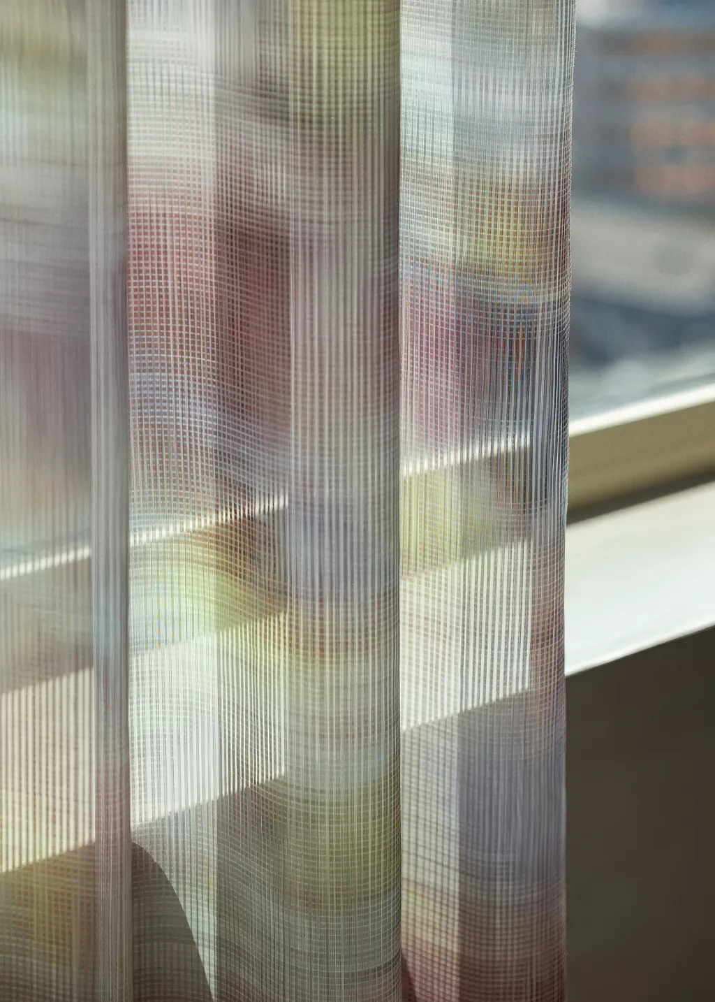Kendix gordijnstof Pleat in kleur 26 inbetween detail van open-dicht weefsel met wolkerige print