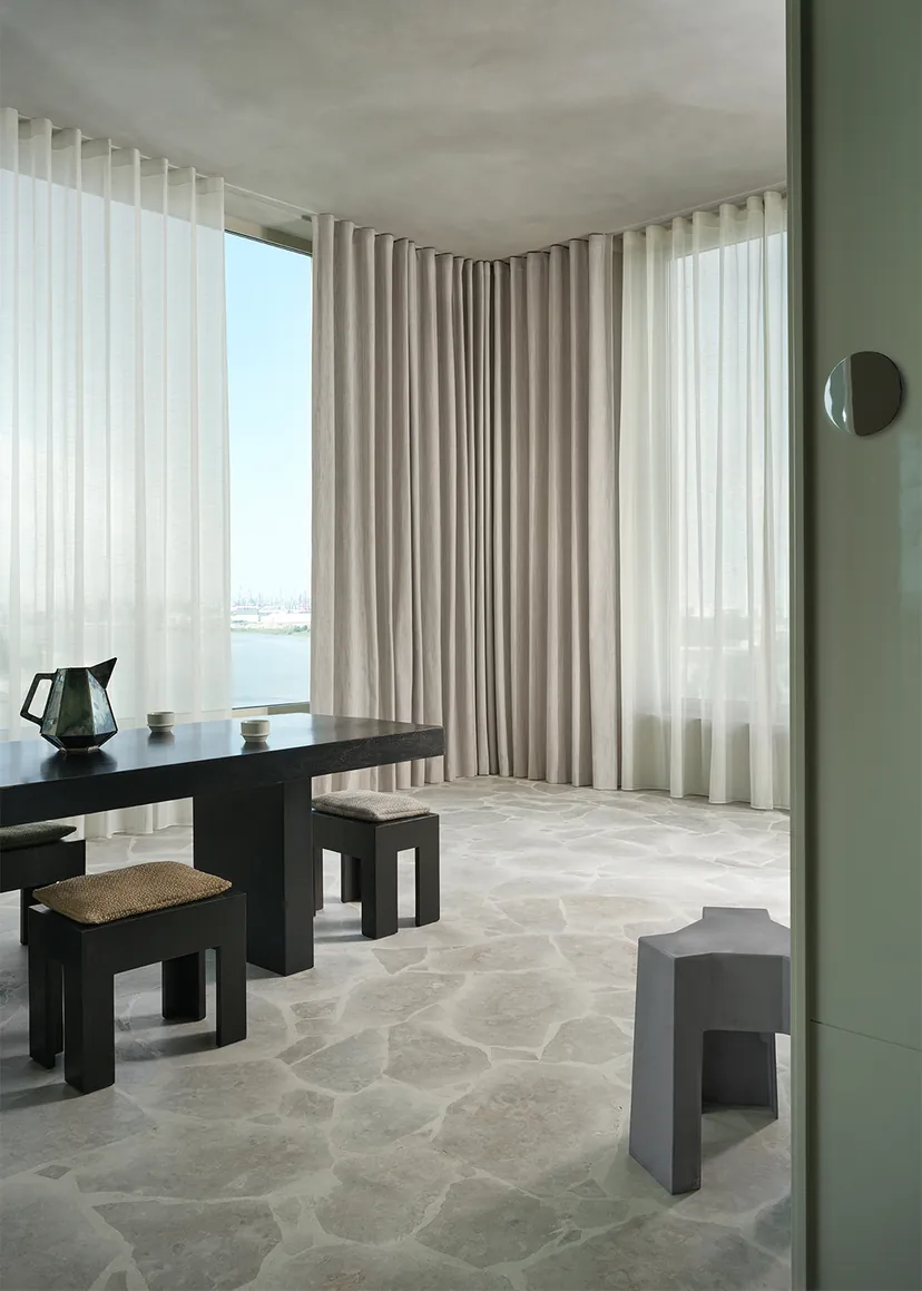 Kendix gordijnstof Prisma in kleur 07 gesloten met tweekleurig geverfd garen in modern interieur