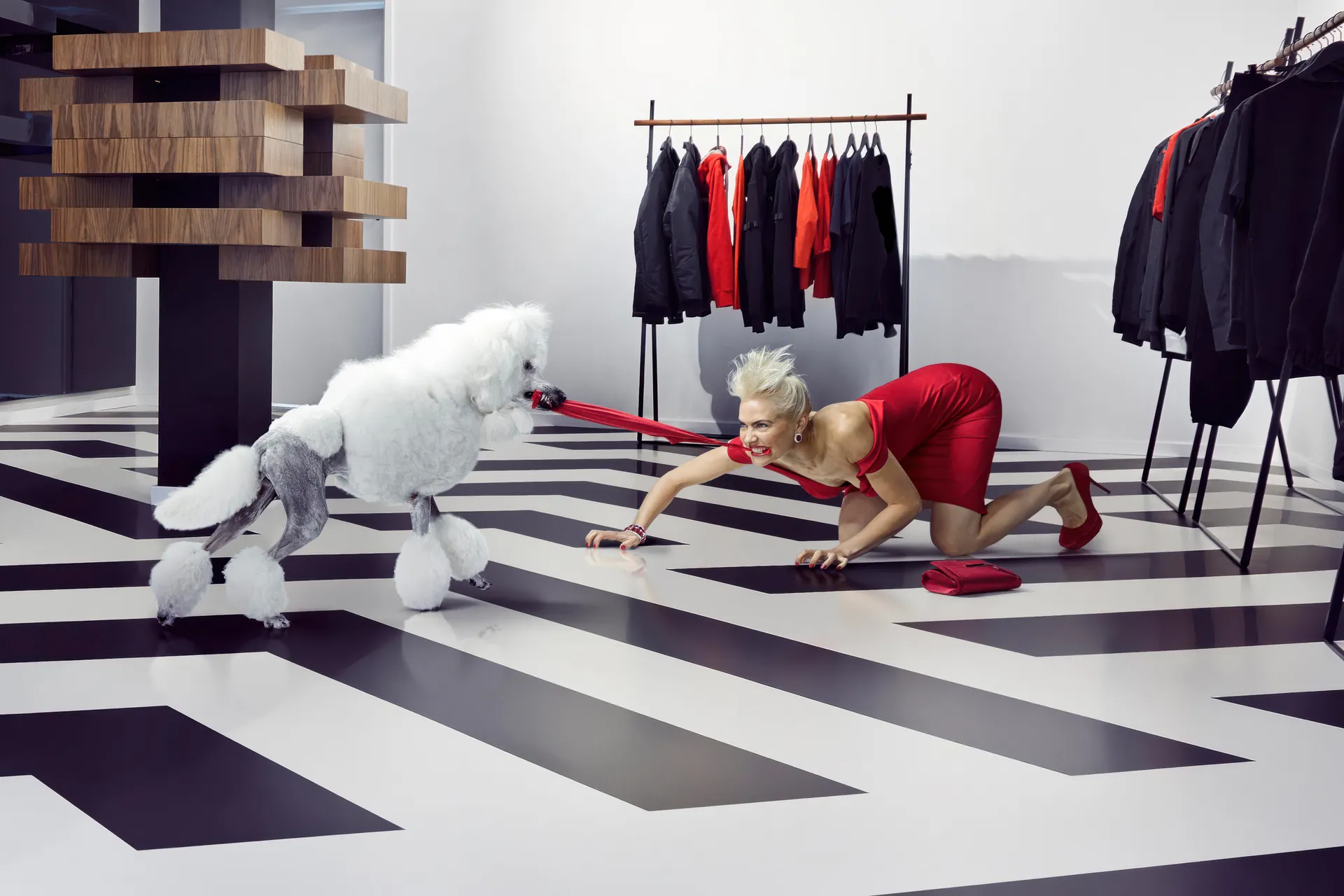Arturo Flooring Coating vloer in wit en zwart met touwtrekken-scene en dame in rode jurk.
