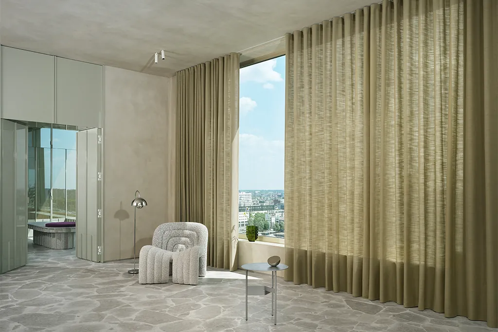 Kendix gordijnstof Cadence in kleur 58 gerecycled polyester met linnenlook in modern interieur