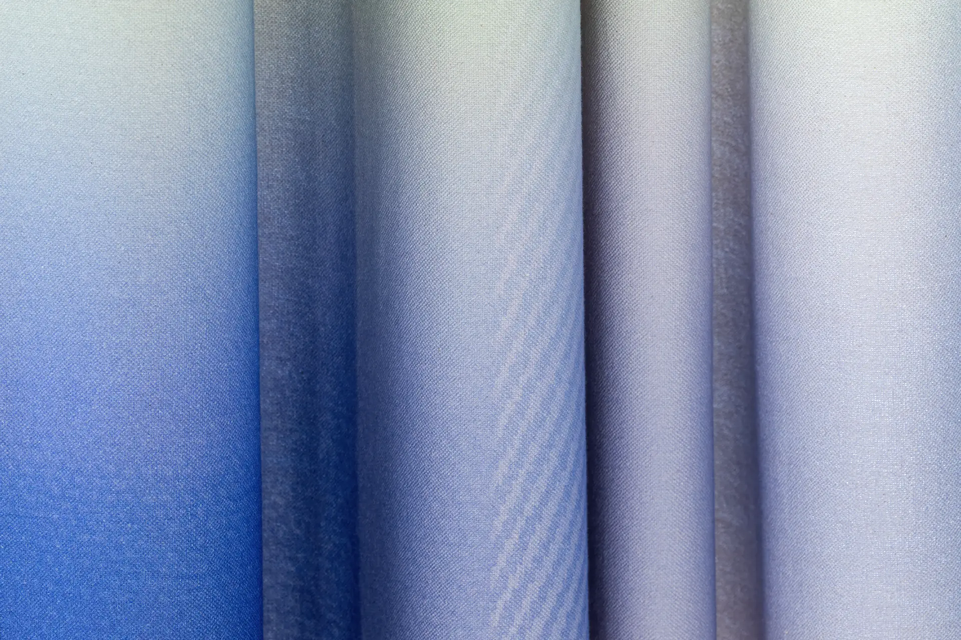 Kvadrat Frequency Scan gordijnstof in Azure grafische digitale print op organisch katoen collectie 2025