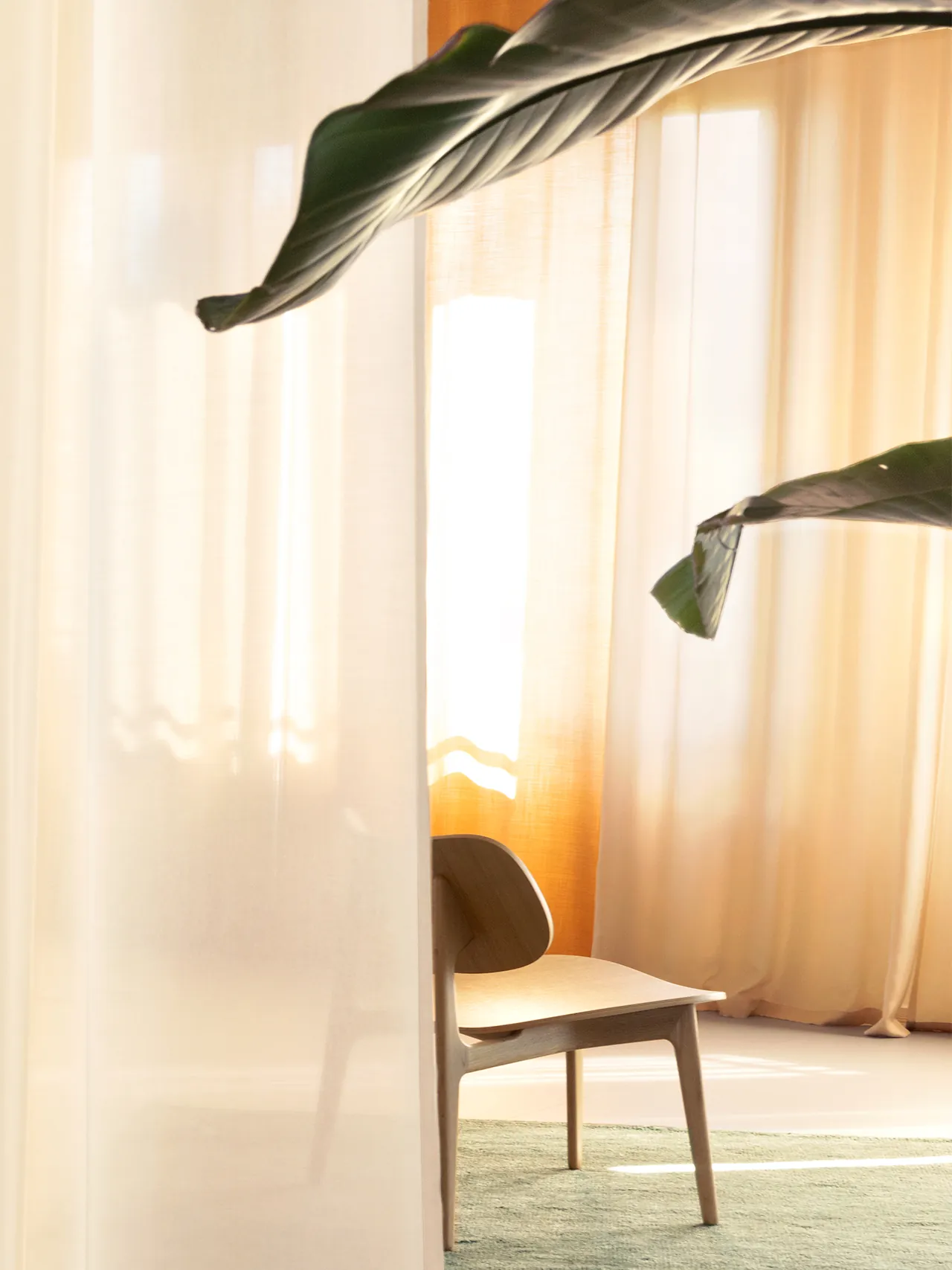 Kvadrat Monotypes gordijnen in Floating Highland en Float van lyocell en wol uit de Kinnasand collectie met Lavo vloerkleed